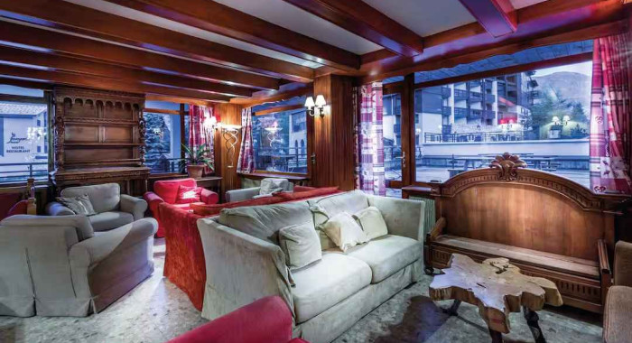 Hotel Les Cretes Blanches, Val D'Isere ski chalet, image 2